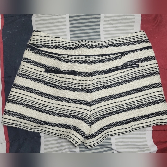Stylish Black and White Striped Women Shorts Size 0 Fit 25/26 Inseam 3 Inches - Picture 1 of 3